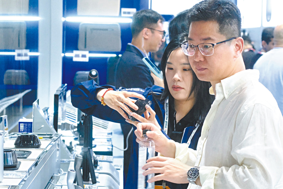 ●3C配件品牌Remax（睿量）展位吸引大批買家駐足。 香港文匯報記者涂穴  攝