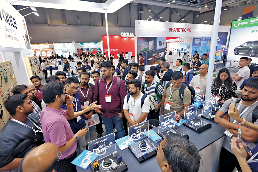 ●現場有不少印度旅行團前來選購。香港文匯報記者涂穴  攝