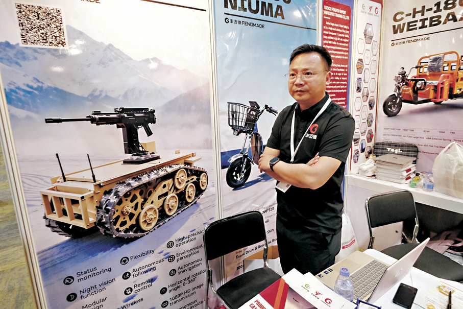 ●徐州豐縣投資集團自主研發無人運輸底盤。 香港文匯報記者涂穴  攝