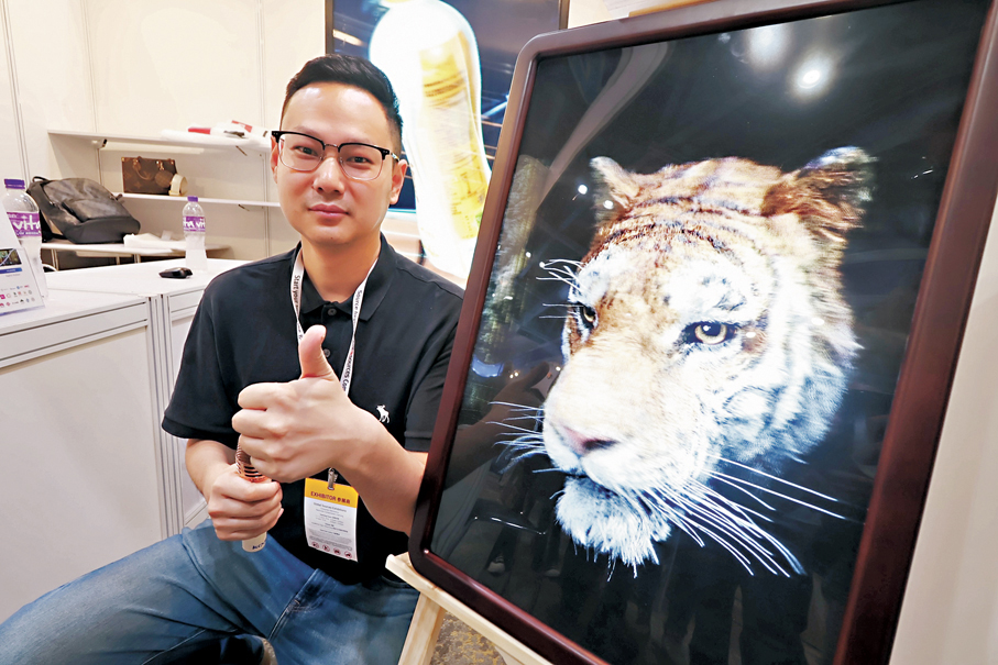 ●珠海臻像光電科技的「全球唯一」裸眼3D產品。 香港文匯報記者涂穴  攝