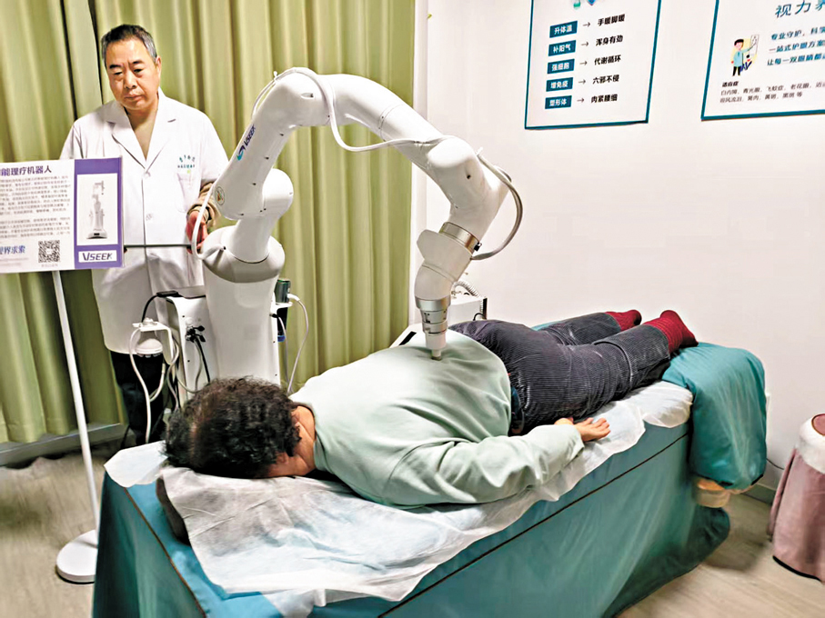 ●養老驛站的按摩機器人給長者按摩中。