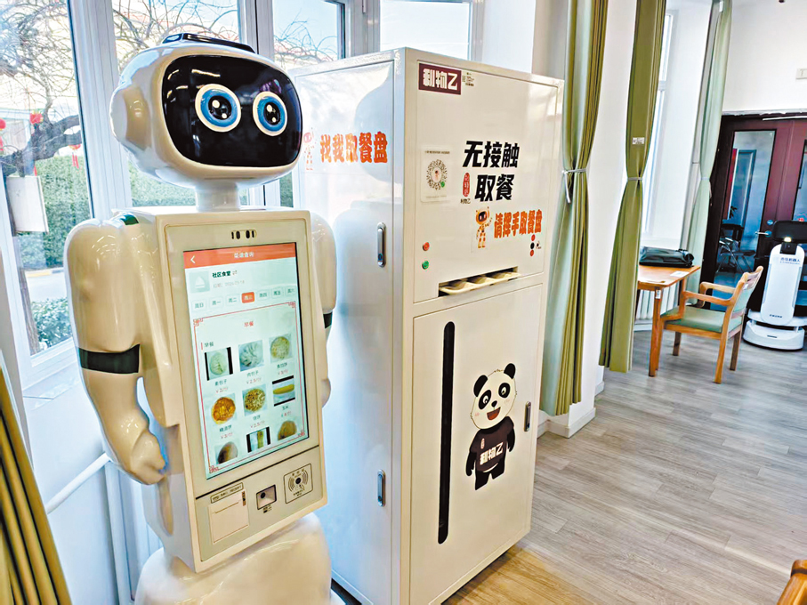 ●長者可把自己的健康數據錄入健康機器人，通過人臉識別，機器人就會給出用餐者健康飲食指引，列出忌食菜餚。