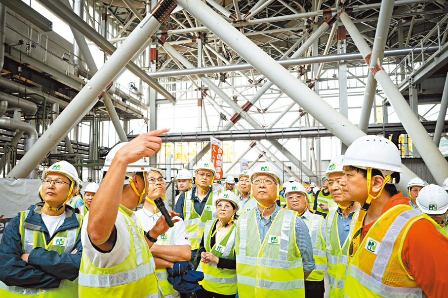 ●謝展寰、張國財、黃淑嫻、徐浩光及立法會議員視察I·PARK1內的空氣冷凝器。