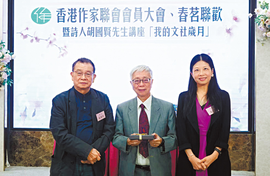 ●（左起）潘耀明、胡國賢、羅光萍。 香港文匯報記者曾興偉 攝