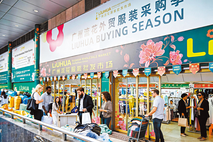 ●早前，在廣州流花服裝批發市場，外貿商接待來自東南亞等地的採購商。 資料圖片