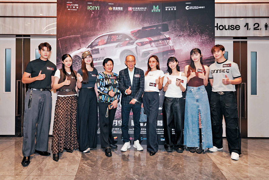 ●楊受成與太太率領英皇旗下藝人現身首映。