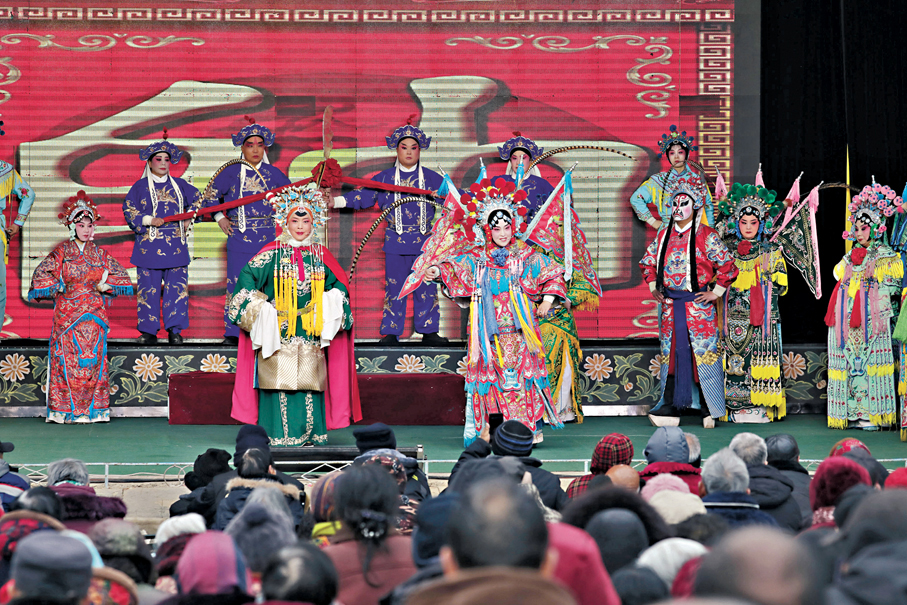 ●村民們在河南省焦作市溫縣武德鎮村文化中心觀看豫劇。