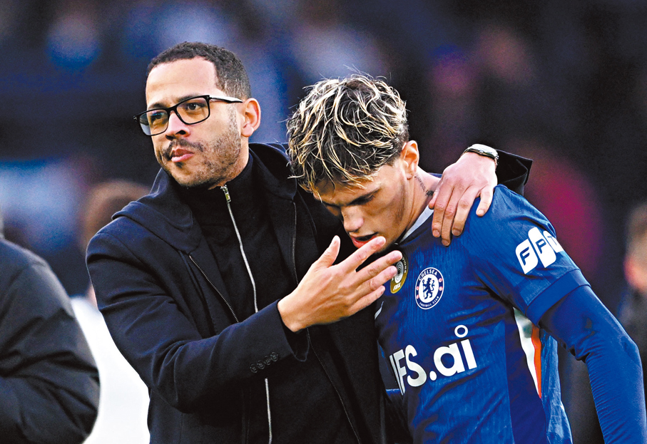 ●少帥羅仙尼亞（左）上任後，未能率藍戰士走出低潮。 資料圖片