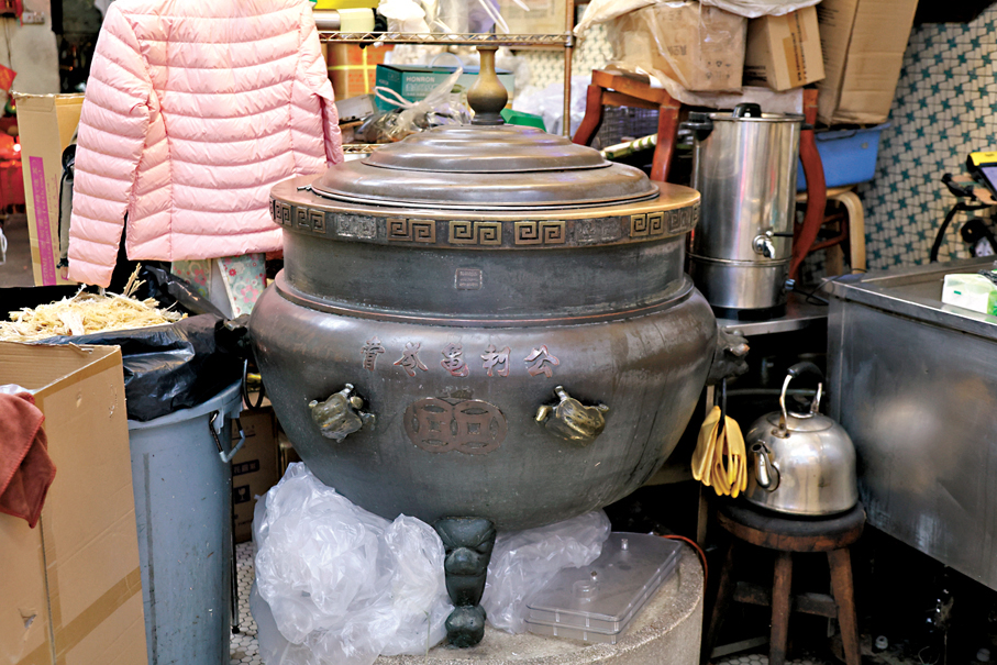 已「服役」多年的龜苓膏保溫鼎爐，是店內其中一個鎮店之寶。