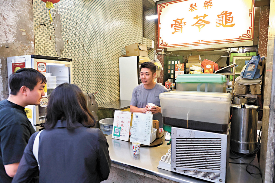 崔文斌（右一）表示，他們多年來出售的涼茶堅持要「真料」火喉足。