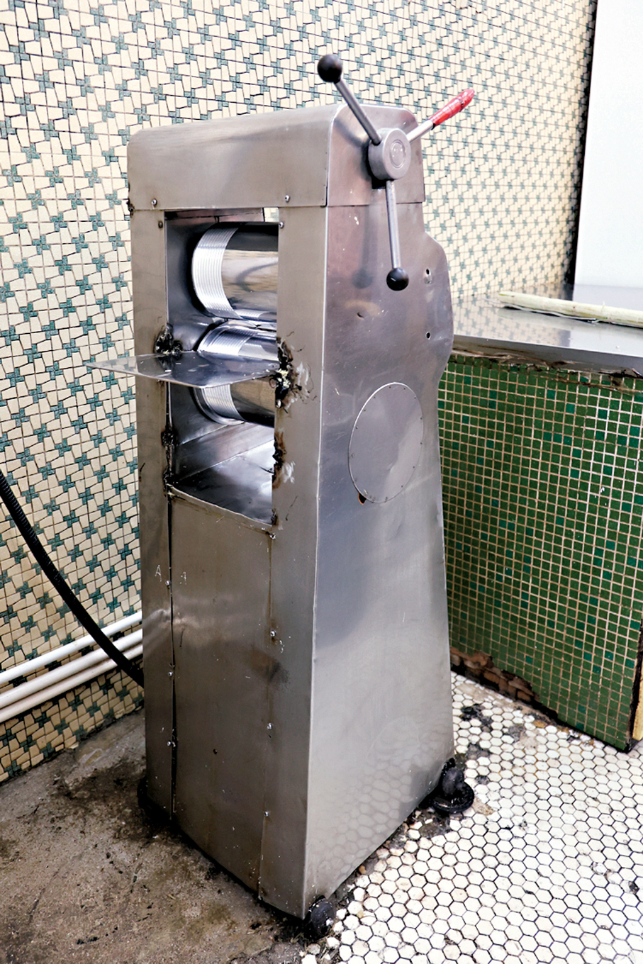 「公利真料竹蔗水」的鎮店之寶榨蔗汁機，已有約70年歷史。