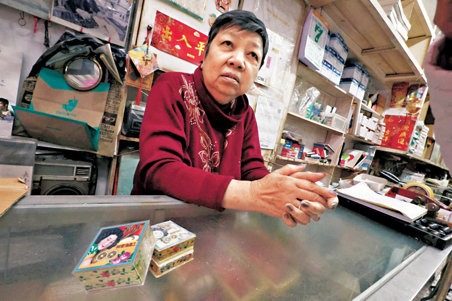 袁太展示店內歷史最久遠的貨品，又名「七姐粉」的海棠粉。