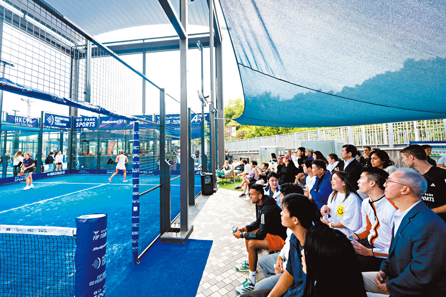 文化體育及旅遊局局長羅淑佩（第二排右三）早前與嘉賓及觀眾一同觀賽。公關圖片