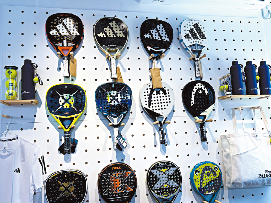 球拍款式眾多，價格有平有貴。