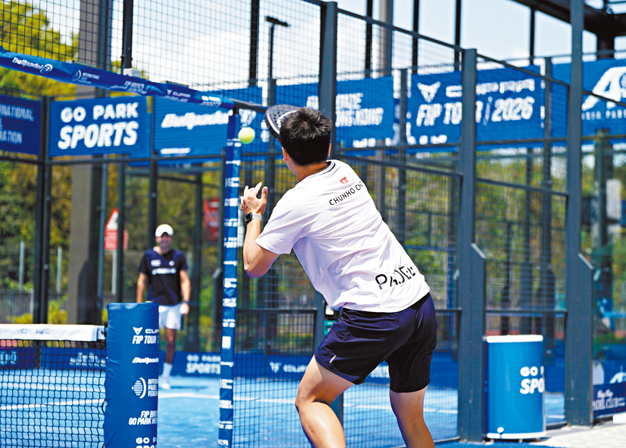 板網球的特別之處，在於可以在牆外擊球。