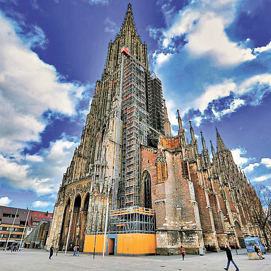 第2位烏爾姆大教堂  位於德國巴登—符騰堡州烏爾姆市，哥德式風格，始建於1377年，耗時500多年完成。高161.5米，集彩繪玻璃及精湛石雕工藝於一身。