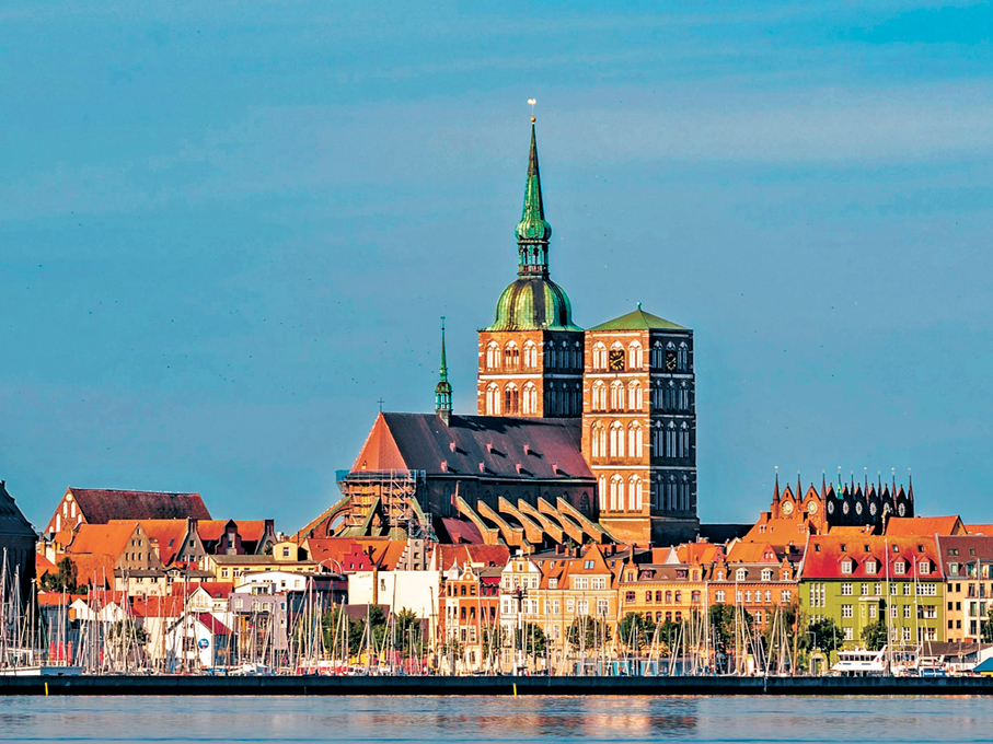 第5位聖尼古拉斯教堂  位於德國施特拉爾松德，高147.3米，哥德式風格，由英國建築師斯科特設計，建於1874年，其銅製尖頂在陽光下格外醒目，是波羅的海地標。