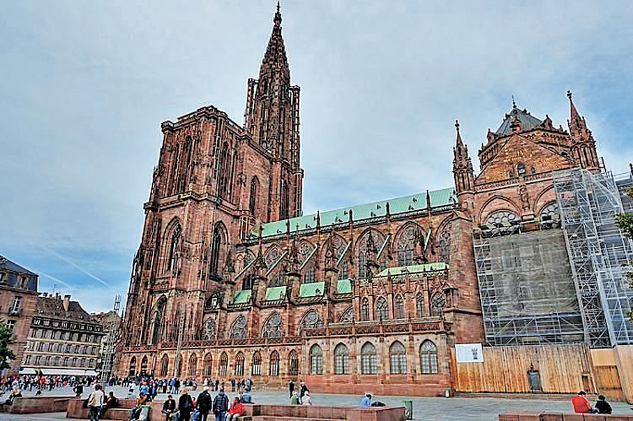 第6位斯特拉斯堡大教堂  位於法國斯特拉斯堡，高142米，始建於12世紀，耗時數百年完成。只有一座尖塔，天文鐘顯示月球軌道和行星位置，被譽為「上帝的崇高森林」。