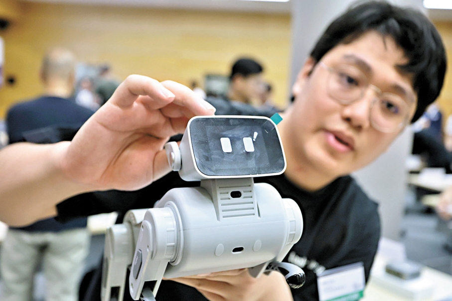 ●唱吧集團旗下實驗室展出首款家用陪伴機械狗。香港文匯報記者北山彥 攝