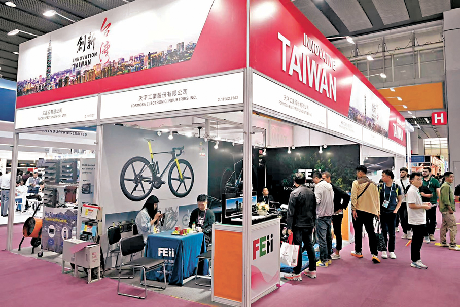 ●大陸發布十項惠台政策，含支持中小微台企依法依規拓陸市場。圖為早前第137屆廣交會進口展的台灣企業吸引採購商。 資料圖片