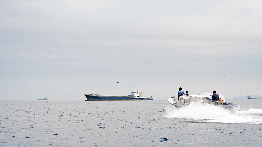 ●4月12日，一艘小艇經過阿曼穆桑達姆省沿岸的霍爾木茲海峽海域。 路透社