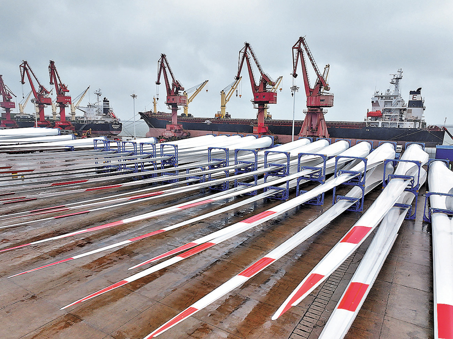 ●早前，在江蘇省連雲港港東方港務分公司碼頭，大批風電設備集港準備裝船出口國外。 資料圖片