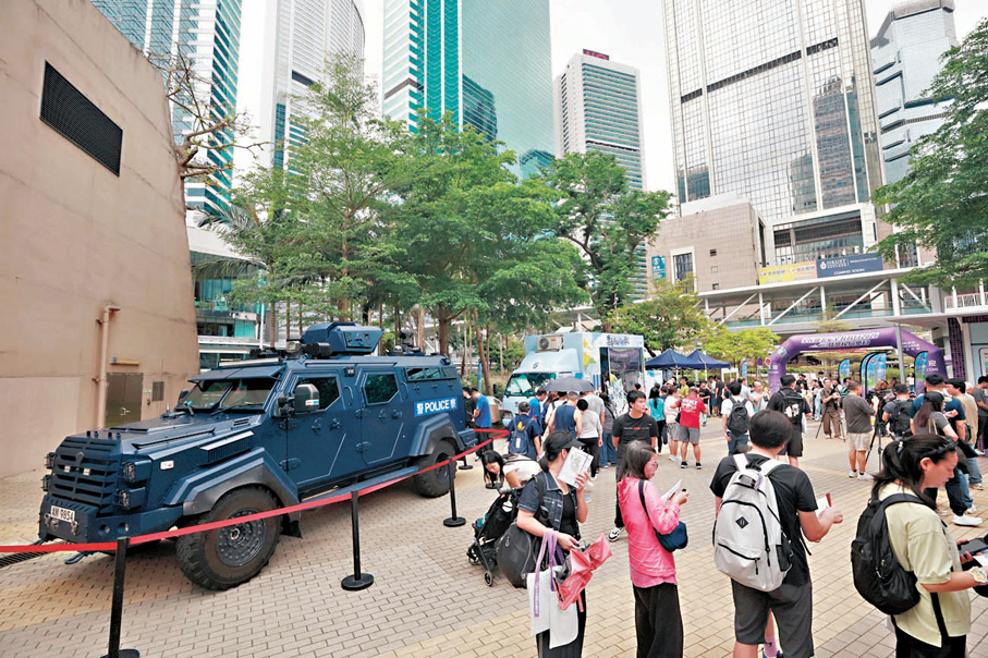 ●「全民國家安全教育日2026暨警民同樂日」昨日舉行，場內展出「劍齒虎」裝甲車，吸引市民觀賞。 香港文匯報記者郭木又 攝