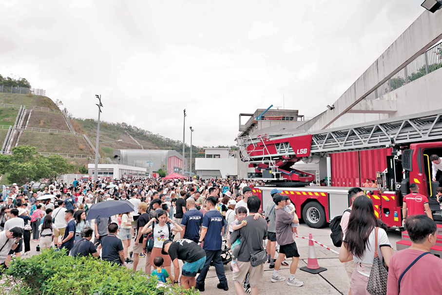 ●消防處在將軍澳消防及救護學院舉行開放日，吸引超過9,000名市民參與。香港文匯報記者北山彥  攝