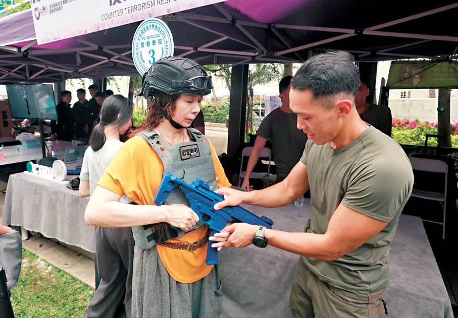 ●市民在警員在場指導下體驗警隊裝備。 香港文匯報記者郭木又  攝