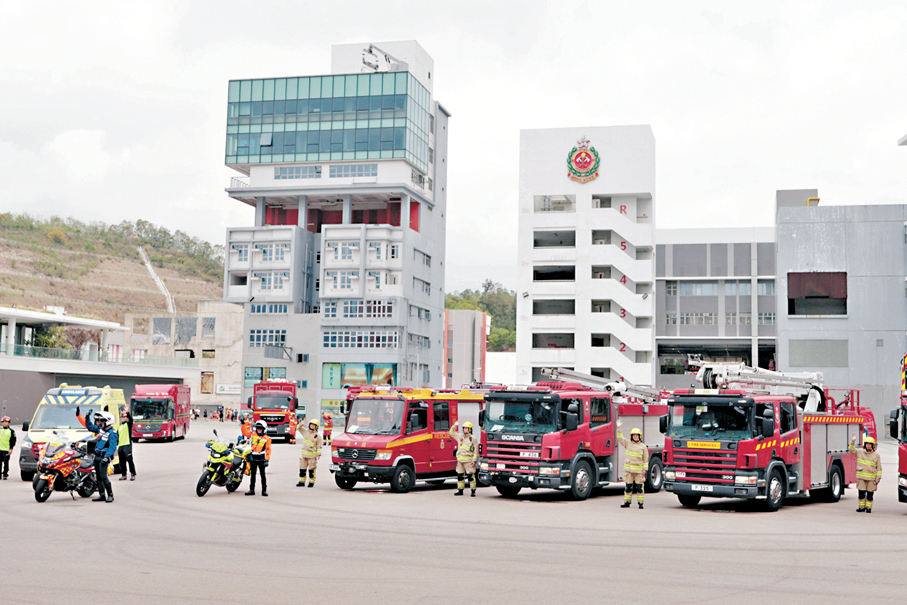 ●消防及救護車輛巡遊，出動多輛配備不同專業工具的緊急車輛。 香港文匯報記者北山彥  攝