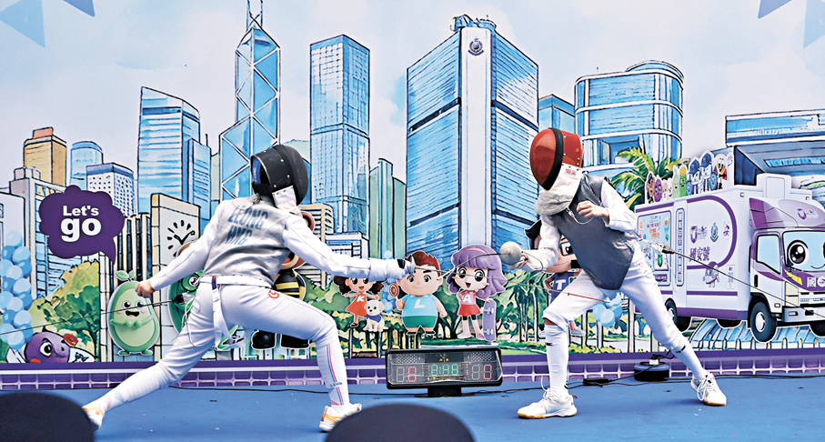 ●少年警訊的劍擊示範。香港文匯報記者郭木又  攝