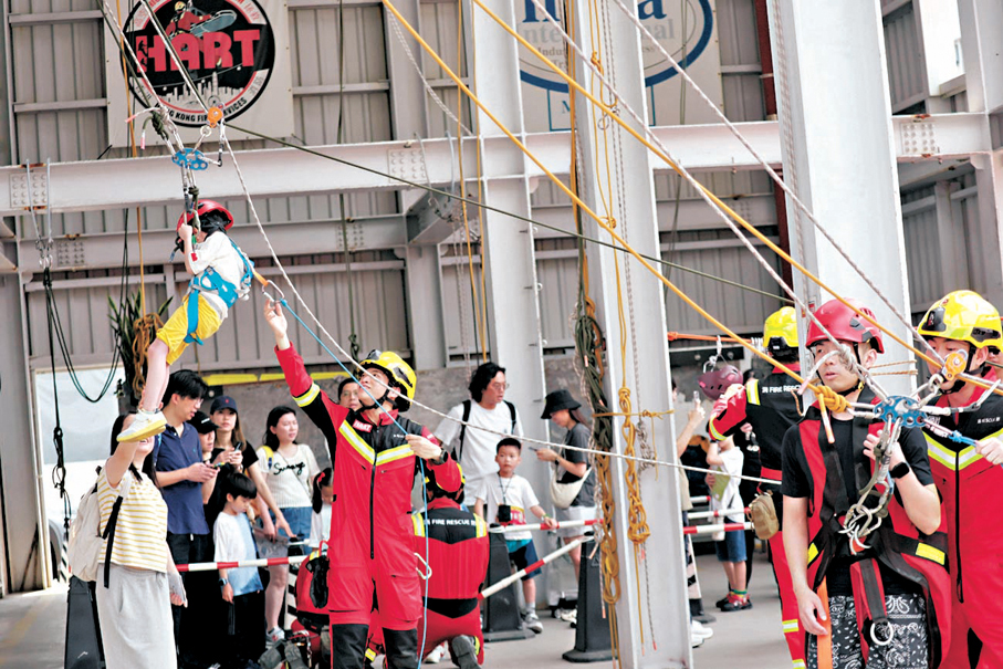 ●高空拯救示範。 香港文匯報記者北山彥  攝