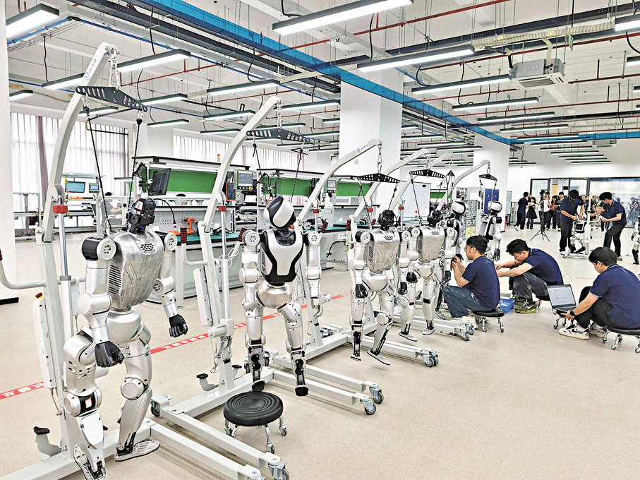●深圳樂聚人形機器人中試產線整機調試中。 香港文匯報記者郭若溪  攝