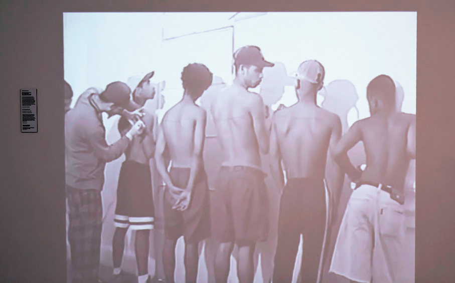 ●Santiago Sierra《250cm Line Tattooed on Six Remunerated People》