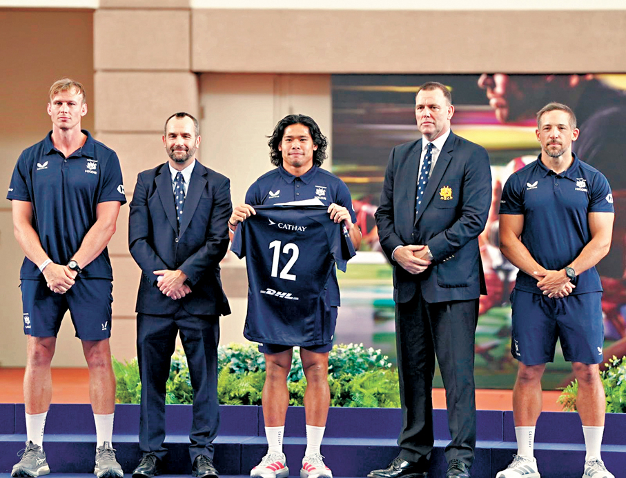 ●房傑鋒（中）坦言領取球衣時已經感到緊張。