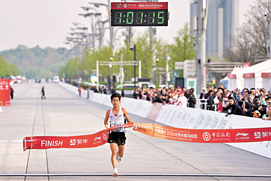 ●王文傑衝過終點。  新華社