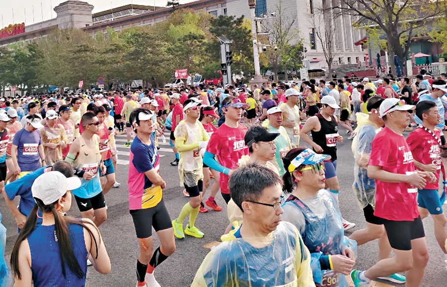 ●一眾跑手在比賽中。  香港文匯報記者蘇雨潤 攝
