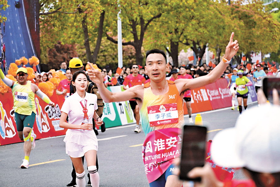 ●李子成奪冠。  香港文匯報記者賀鵬飛 攝