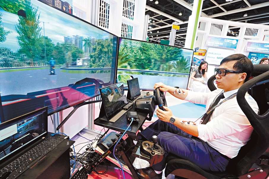 ●監察駕駛者行為心理變化識別風險的智能系統，可提升安全防線至「事前預警」。 香港文匯報記者曾興偉  攝