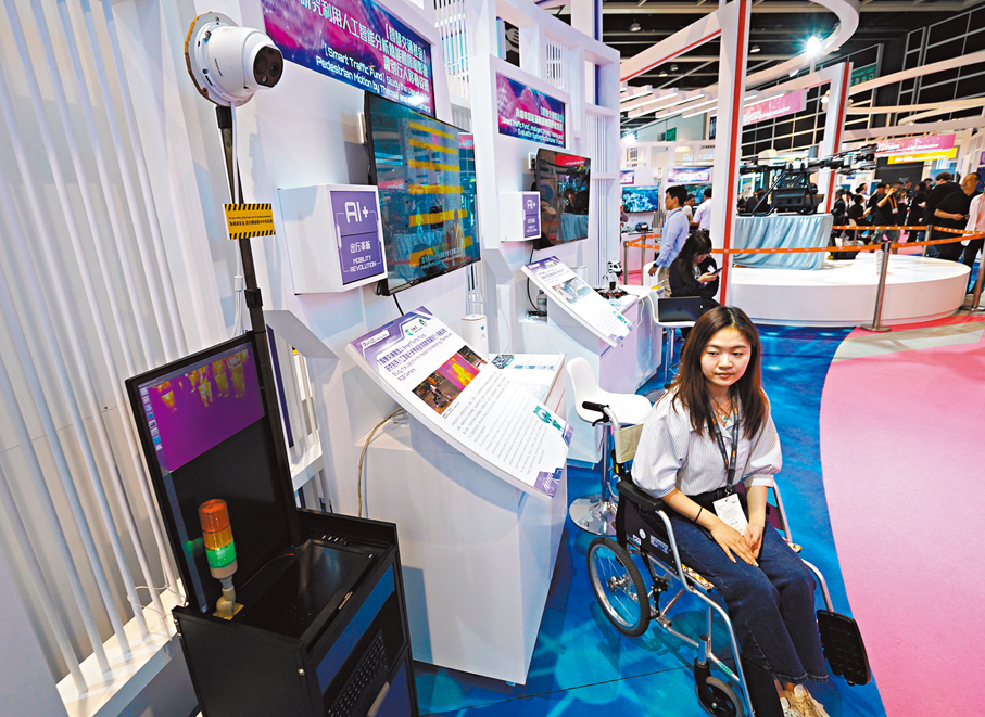 ●人工智能分析行人移動姿態，調整綠燈時間。   香港文匯報記者曾興偉  攝