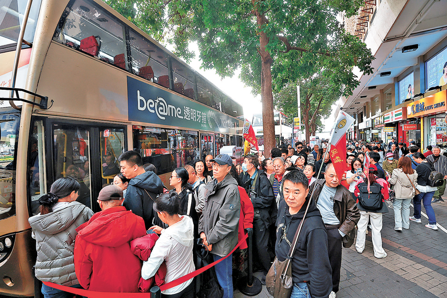 ●旅監局強調，旅行社、導遊或領隊在經營旅行代理業務或執行職務時，均須恪守牌照條件。圖為內地旅行團在尖沙咀觀光。資料圖片