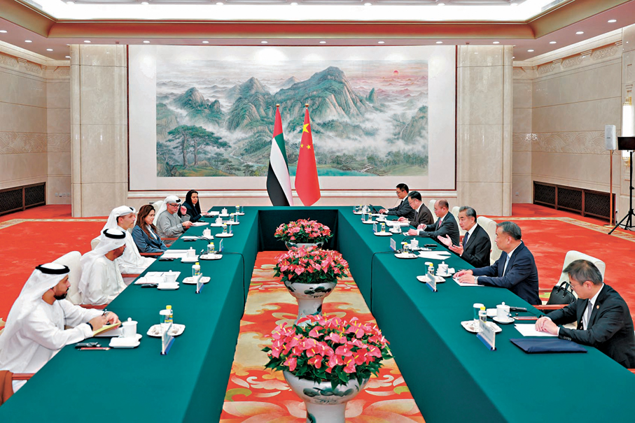 ●4月13日，中共中央政治局委員、中央外辦主任王毅在北京會見陪同阿聯酋阿布扎比王儲哈立德訪華的阿總統中國事務特使哈勒敦。新華社