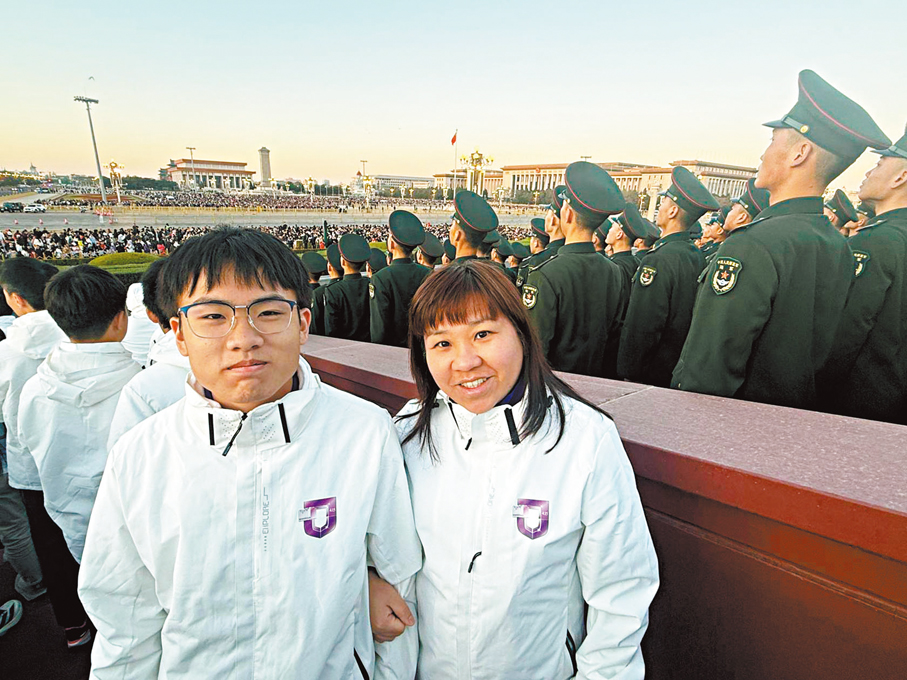 ●參訪團獲安排參加升旗禮，周老師（右）表示感受到由心而發的民族情感。學校供圖
