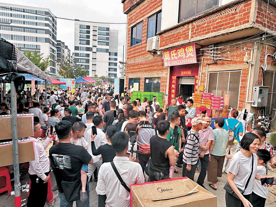 ●莫氏雞煲門店外擠滿大量的食客和打卡的遊客。