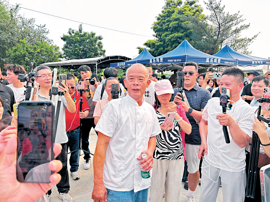 ●莫氏雞煲的老闆莫叔和市民、遊客互動，感謝捧場。