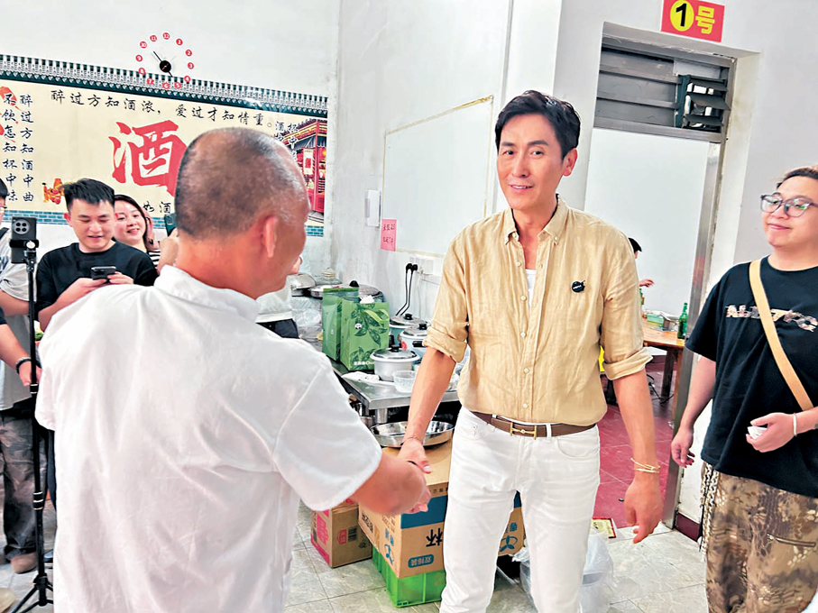 ●12日，香港視帝馬德鐘專程到莫氏雞煲，大讚雞煲口感好。