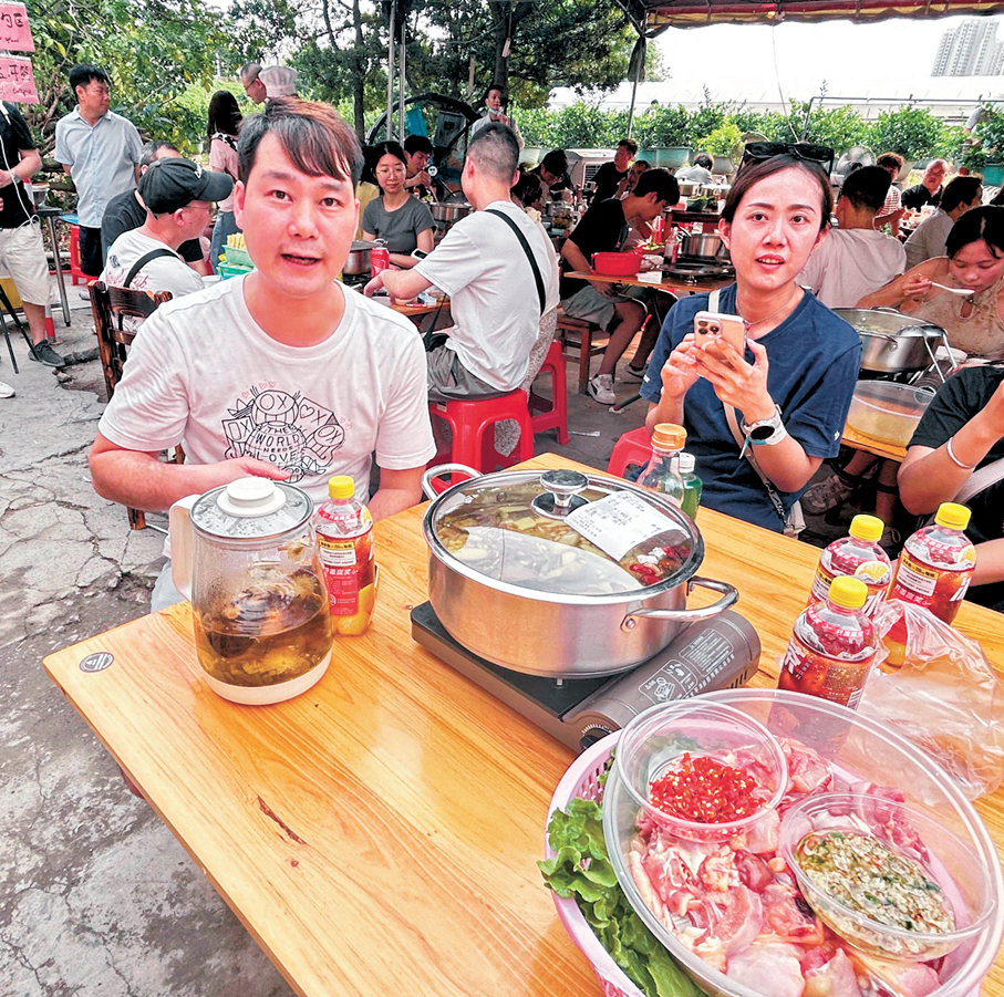 ●來自廣西的食客黃先生（白衫）告訴香港文匯報記者，他們驅車專程趕到佛山，就是為了這一口雞味。