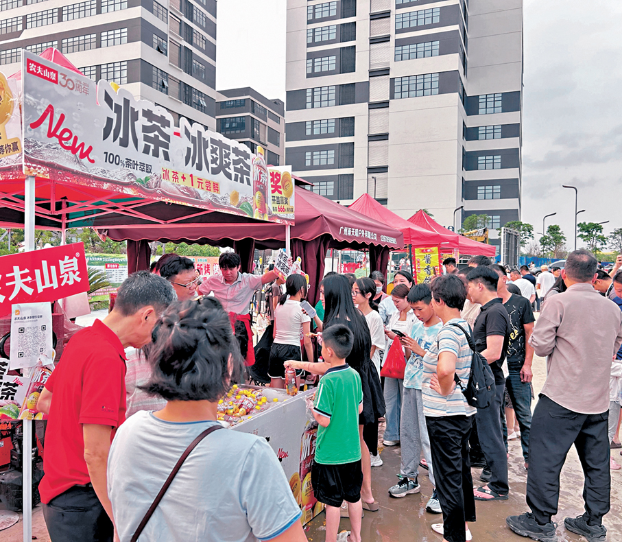 ●莫氏雞煲的火爆帶動了當地文旅消費，圖為莫氏雞煲附近各種臨時攤點。