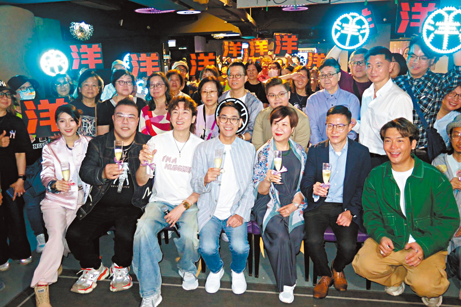 ●眾人齊撐「花影夢」加場。  香港文匯報記者阿祖  攝