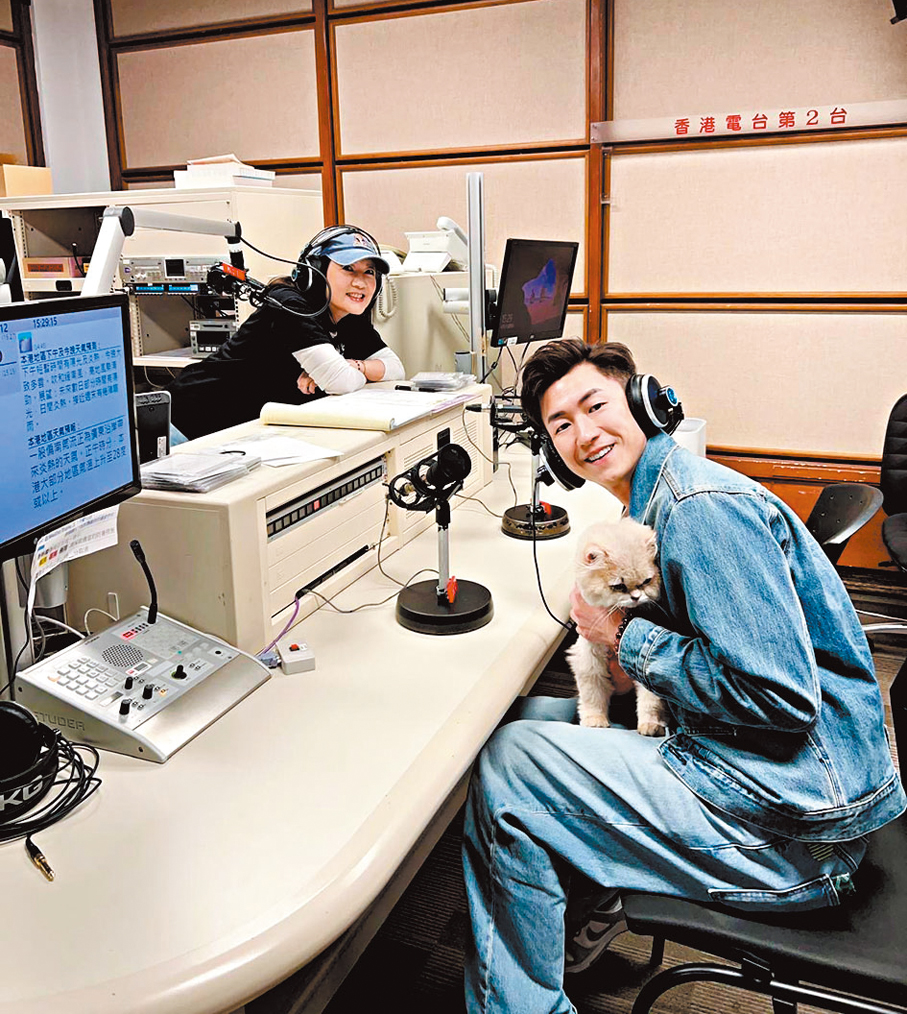 ●馬貫東帶愛貓親臨直播室。  大會供圖